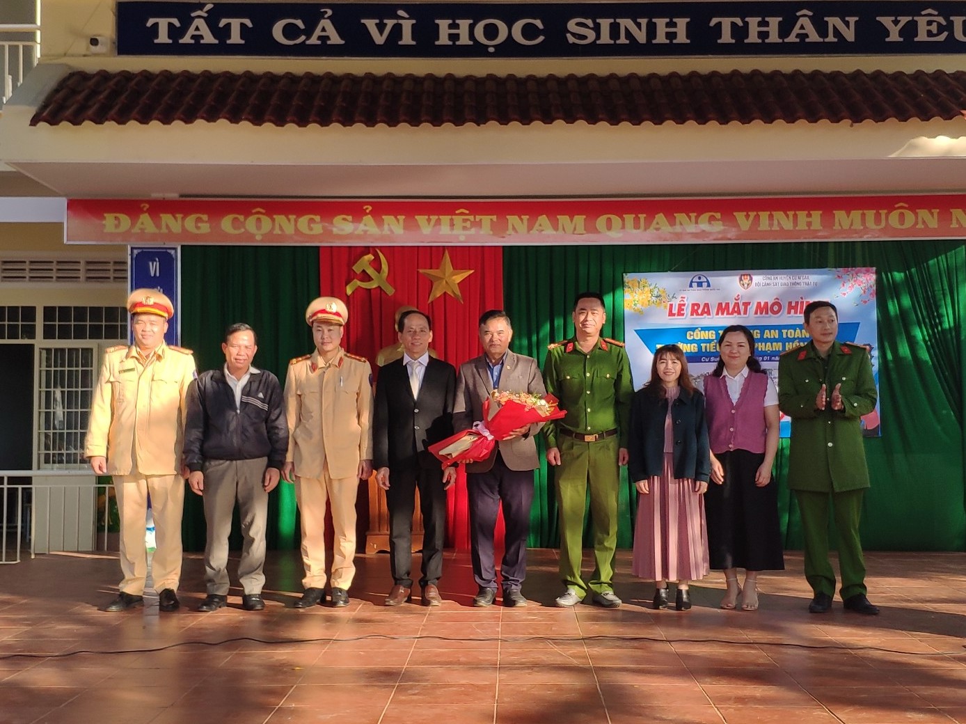 Ra mắt mô hình Cổng trường an toàn giao thông tại trường tiểu học Phạm Hồng Thái, xã Cư Suê